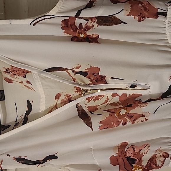 White Floral Impress! Dress - Picture 2 of 3